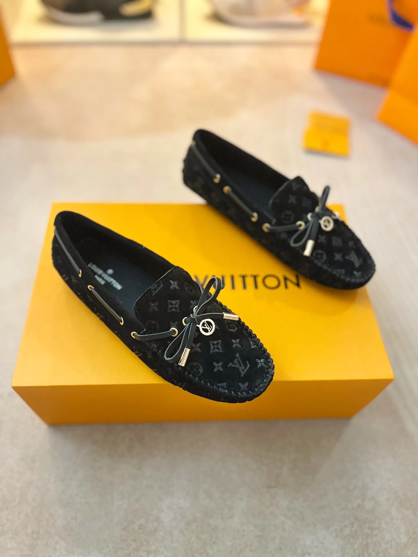 p460💰Couple model❤️🇫🇷 𝙇𝙤𝙪𝙞𝙨 𝙑𝙪𝙞𝙩𝙩𝙤𝙣 🇫🇷Louis Vuitton 2023 Classic𝓛𝓿 𝓣𝓻𝓪𝓲𝓷𝓮𝓻 Sports Series ➪➪➪¯ [Arizona Doudou Shoes Series] ▪️▪️▪️Arizona slip-on shoes are made of Monogram Eclipse canvas. Its hand-painted and dyed edges and hand-sewn uppers fully demonstrate Louis Vuitton's traditional shoemaking craftsmanship. This slip-on shoe is very lightweight. The integrated tongue and upper make it particularly comfortable and flexible. The soft outsole is equipped with rubber padding. Decorated with matching sash. Detailed features: ☑️Monogram Eclipse canvas ☑️Black Eclipse pattern ☑️Hand-painted shoe edges ☑️Hand-sewn uppers (each pair takes time to process) ☑️Integrated tongue and upper construction ☑️Outsole equipped with rubber lining ☑️size: 35_46
